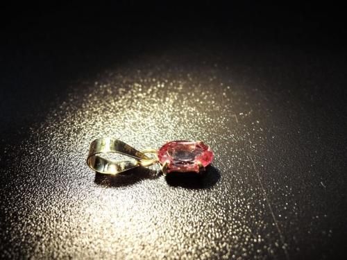 光源によって色が変わる】カラーチェンジガーネットペンダント