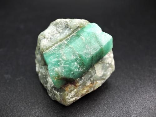 柱状結晶が綺麗な】天然エメラルド原石母岩付 ブラジル産 柱状結晶が綺麗な】天然エメラルド原石母岩付 ブラジル産