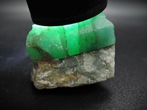柱状結晶が綺麗な】天然エメラルド原石母岩付 ブラジル産 柱状結晶が綺麗な】天然エメラルド原石母岩付 ブラジル産
