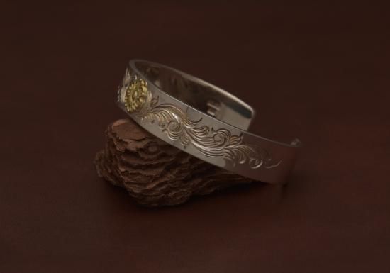 B-020 フラワーモチーフ平打ち唐草バングル 12mm - Dear Blossom