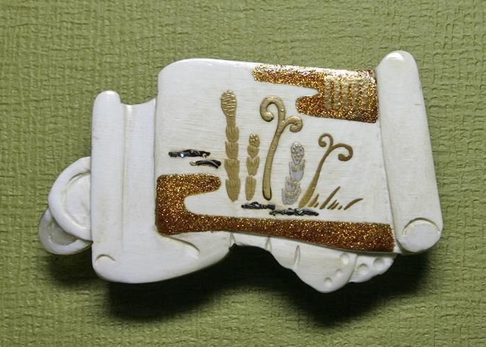 源氏物語・源氏香帯留め:早蕨(さわらび) | 水牛角素材 | 漆絵具で絵