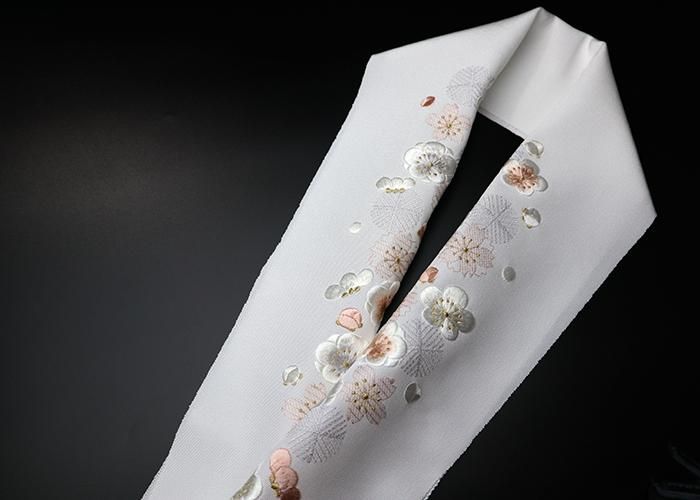 半衿 梅と桜 刺繍 正絹 塩瀬 - 京都富小路の和装小物専門店きねや 半衿 梅と桜 刺繍 正絹 塩瀬 - 京都富小路の和装小物専門店きねや