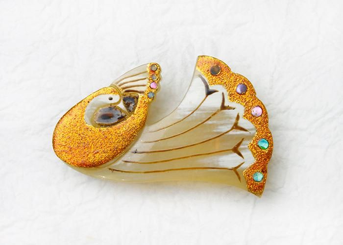 水牛角製帯留め 螺鈿入横向き孔雀 - 京都富小路の和装小物専門店きねや