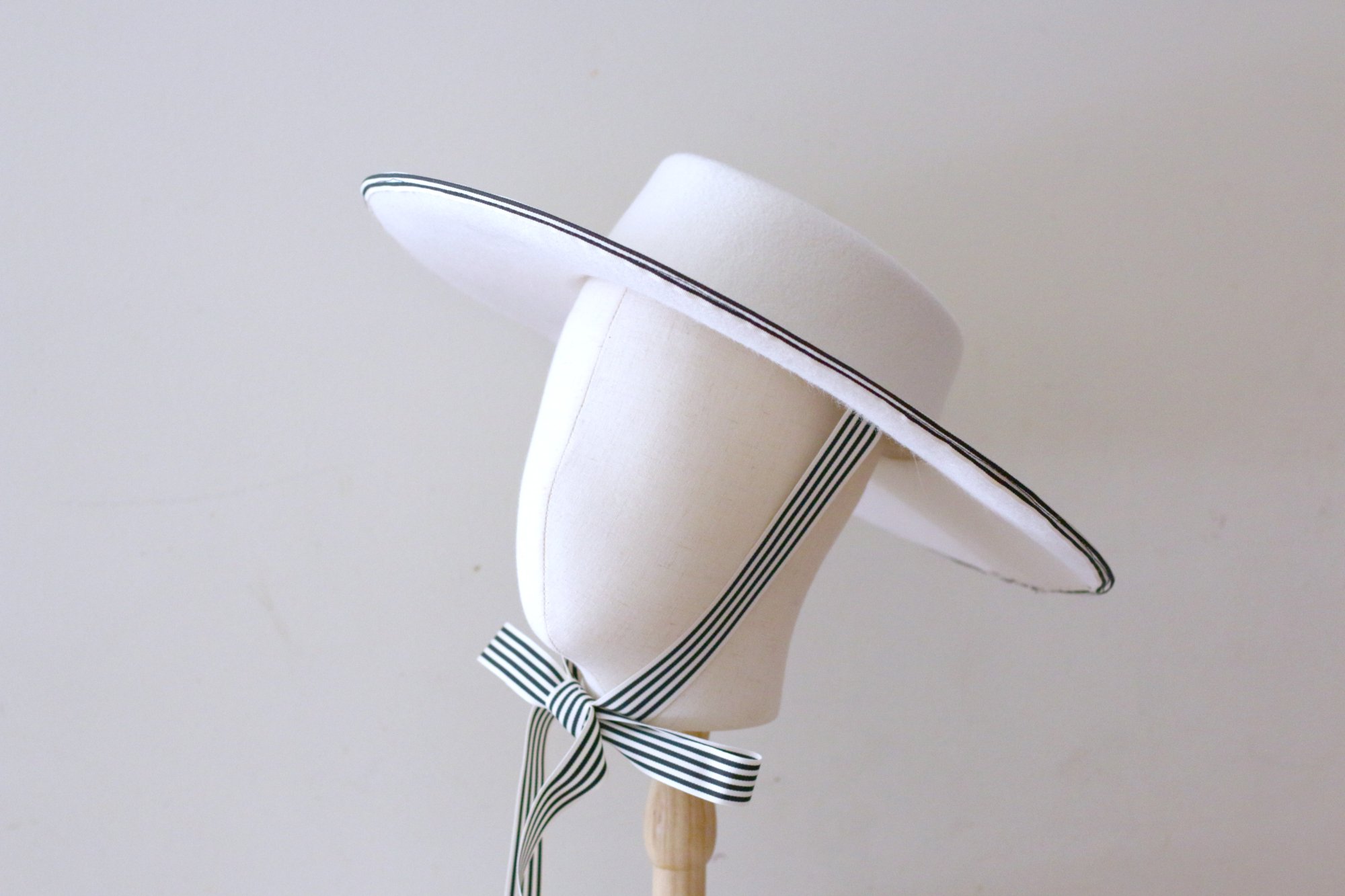 グログランの帽子 ホワイトウールウェルトのボーターハット カンカン帽 
