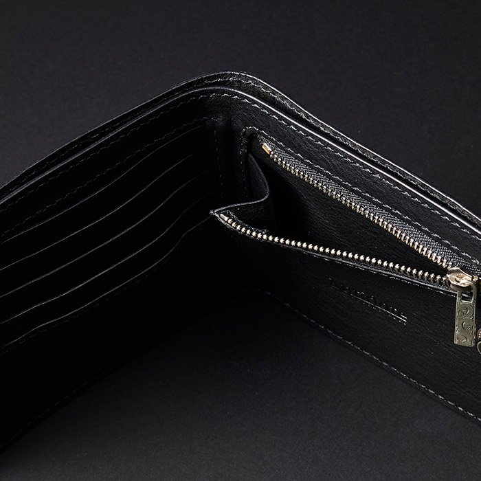 ANTIDOTE/TWO FOLD WALLET (GRAIN LEATHER) | オーナメント柄の彫金を施したクロスリング |  12.5cm×10cm | 牛革 | シルバー950 - THUMBING ONLOINE STORE - ...