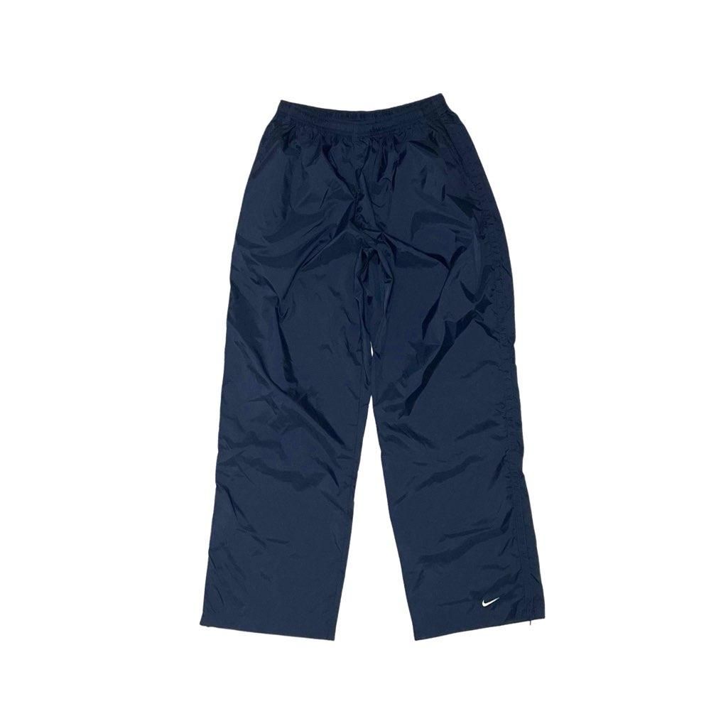 <div>NIKE</div>NYLON RAIN PANTS<br>90's DEADSTOCK<br>SWOOSH<br>D.NAVY