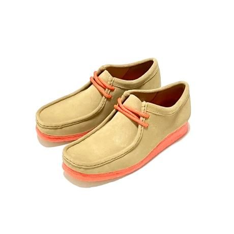 <div>CLARKS</div>WALLABEE<br>SUEDE<br>LIGHT.TAN x ORANGE