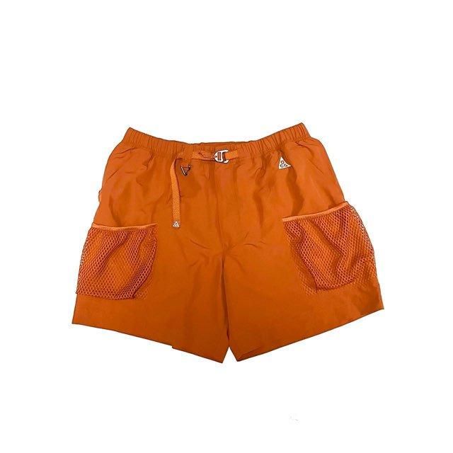 <div>NIKE ACG</div>NYLON TRAIL CARGO SHORTS<br>LOOSE-FIT<br>ORANGE