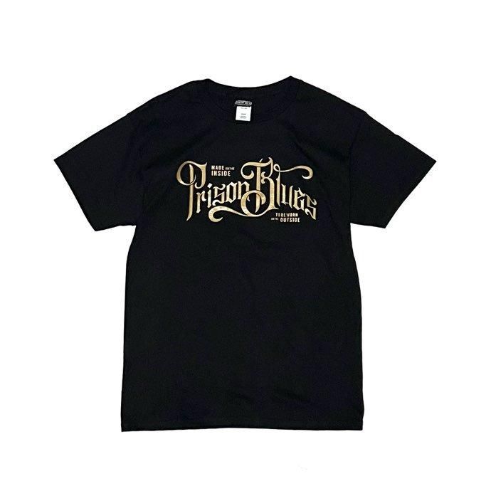 <div>PRISON BLUES</div>S/S PRINT T-SHIRT<br>SCRIPT<br>BLACKGOLD