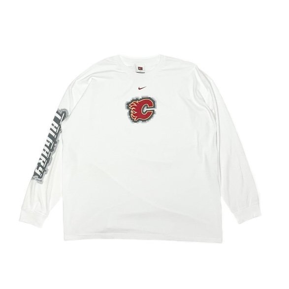 <div>NIKE</div>DEAD STOCK<br>L/S PRINT T-SHIRT<br>CALGARY FLAMES<br>MADE IN USA<br>WHT