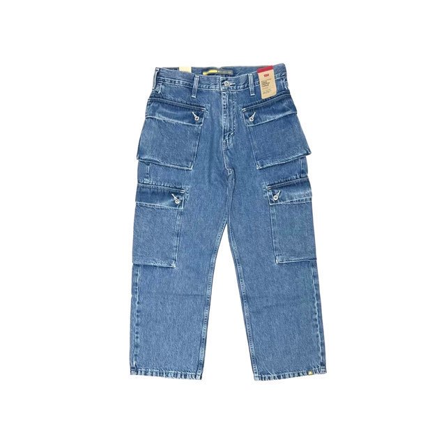 <div>Levi's</div>SILVERTAB<br>DENIM CROPPED CARGO<br>LOOSE-FIT<br>MID WASH