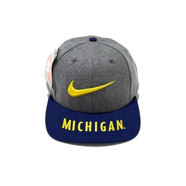 <div>NIKE</div>90'sDeadstock<br>WOOL<br>SNAP BACK CAP<br>MICHIGAN<br>GRYxNVY