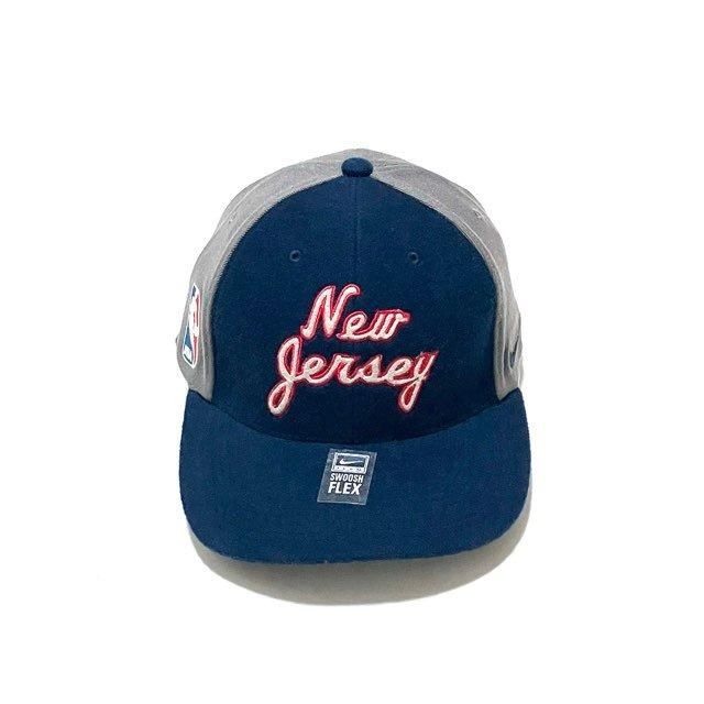<div>NIKE</div>2000's<br>DEADSTOCK<br>NEW JERSEY NETS<br>BASEBALL CAP<br>NVYGRY