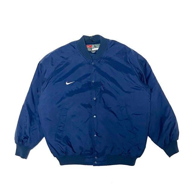 <div>Nike</div>DEADSTOCK<br>BOMBER JACKET<br>NYLON PUFF JACKET<br>NAVY