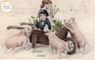 フランスアンティーク　ポストカード　ヒイラギとヤドリギを持ち帰る子供たちと3匹のブタさん