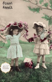 フランスアンティーク　ポストカード　お花のガーランドを持つ上流階級の美少女たち