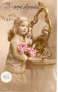 フランスアンティーク　ポストカード 大輪の薔薇を抱えた上流階級の可愛い女の子【普通郵便送料無料】