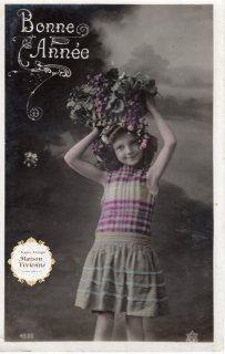 フランスアンティーク　ポストカード　花籠を頭に載せたアンネのような少女