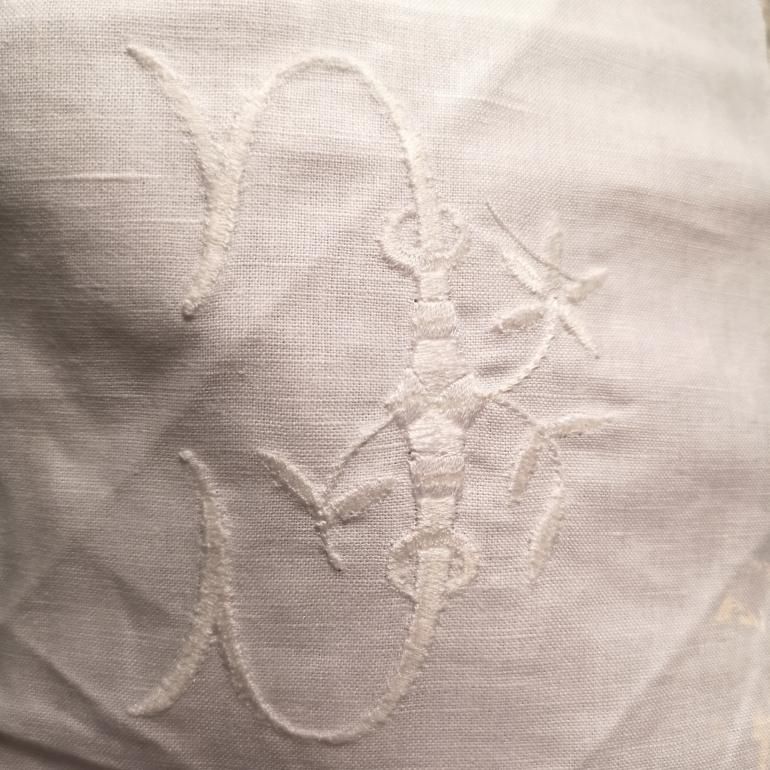 フランスアンティーク モノグラム刺繍 「C」 ホワイト - メゾン フランスアンティーク モノグラム刺繍 「C」 ホワイト - メゾン