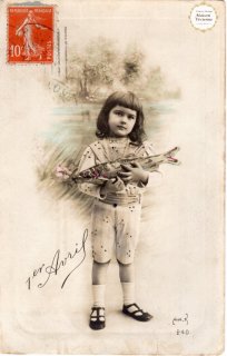 フランスアンティーク　エイプリルフールのポストカード ”ポワッソンを抱える女の子”