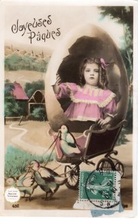 フランスアンティーク　イースターのポストカード ”たまごの殻の馬車ならぬ縦ロールの可愛い女の子”