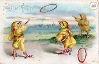 フランスアンティーク　イースターのポストカード ”朝早くから輪投げに興じるひよこが３羽”