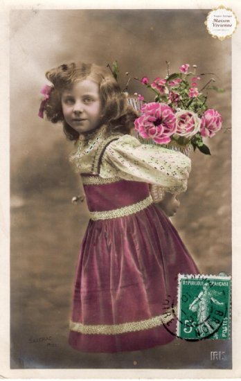 フランスアンティーク・ポストカード ”薔薇の花籠を背負う女の子