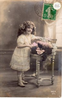 フランスアンティーク・ポストカード　”薔薇の花籠を抱える女の子”