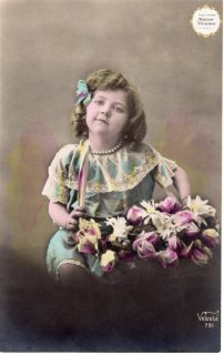 フランスアンティーク・ポストカード　”薔薇の花束を抱える小さな貴婦人”