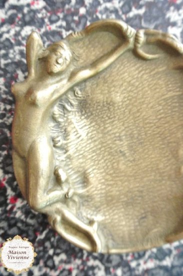 フランスアンティーク アールヌーボー期 ヴィーナスの真鍮アクセサリートレー - メゾン・ヴィヴィエンヌ