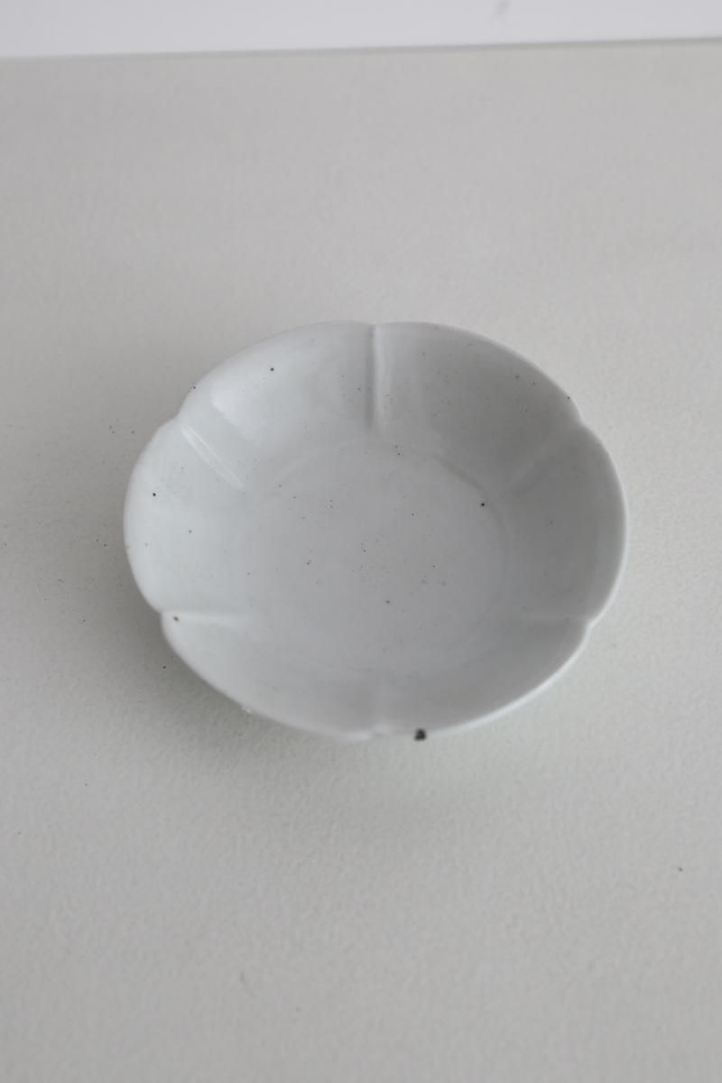 白磁型打4寸花形皿 夏至 Geshi 長野 Online Store 白磁型打4寸花形皿 夏至 Geshi 長野 Online Store