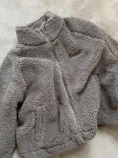 <img class='new_mark_img1' src='https://img.shop-pro.jp/img/new/icons14.gif' style='border:none;display:inline;margin:0px;padding:0px;width:auto;' />FaçadeTeddy Zip Sweater 