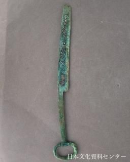 青銅器 A rare bronze spearhead with metallic lozenge pattern