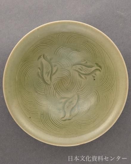 耀州窯青磁の刻花三魚紋碗(北宋の耀州窯)日本文化資料センター 耀州窯青磁の刻花三魚紋碗(北宋の耀州窯)日本文化資料センター