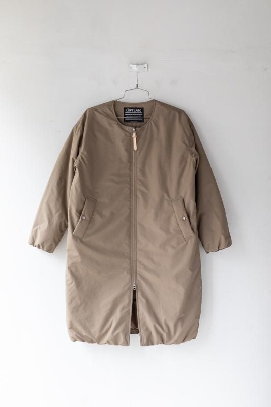 The LOFT LABO ノーカラーロングダウンコート - SUSCON + RUSTIC The LOFT LABO ノーカラーロングダウンコート - SUSCON + RUSTIC