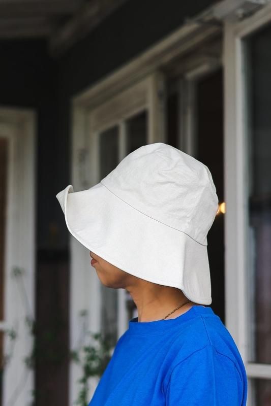 夏の日差しから守ってくれる定番の「evam eva cotton hat