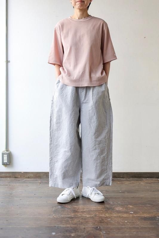 前はシンプル、後ろのポケットがアクセント。koton バックワード