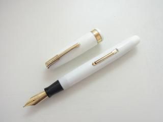 ‼️未使用品‼️◾️モンブラン万年筆◾️320   化粧箱、取り扱い説明書付ビンテージ 未使用品‼️◾️モンブラン万年筆◾️320 化粧箱、取り扱い説明
