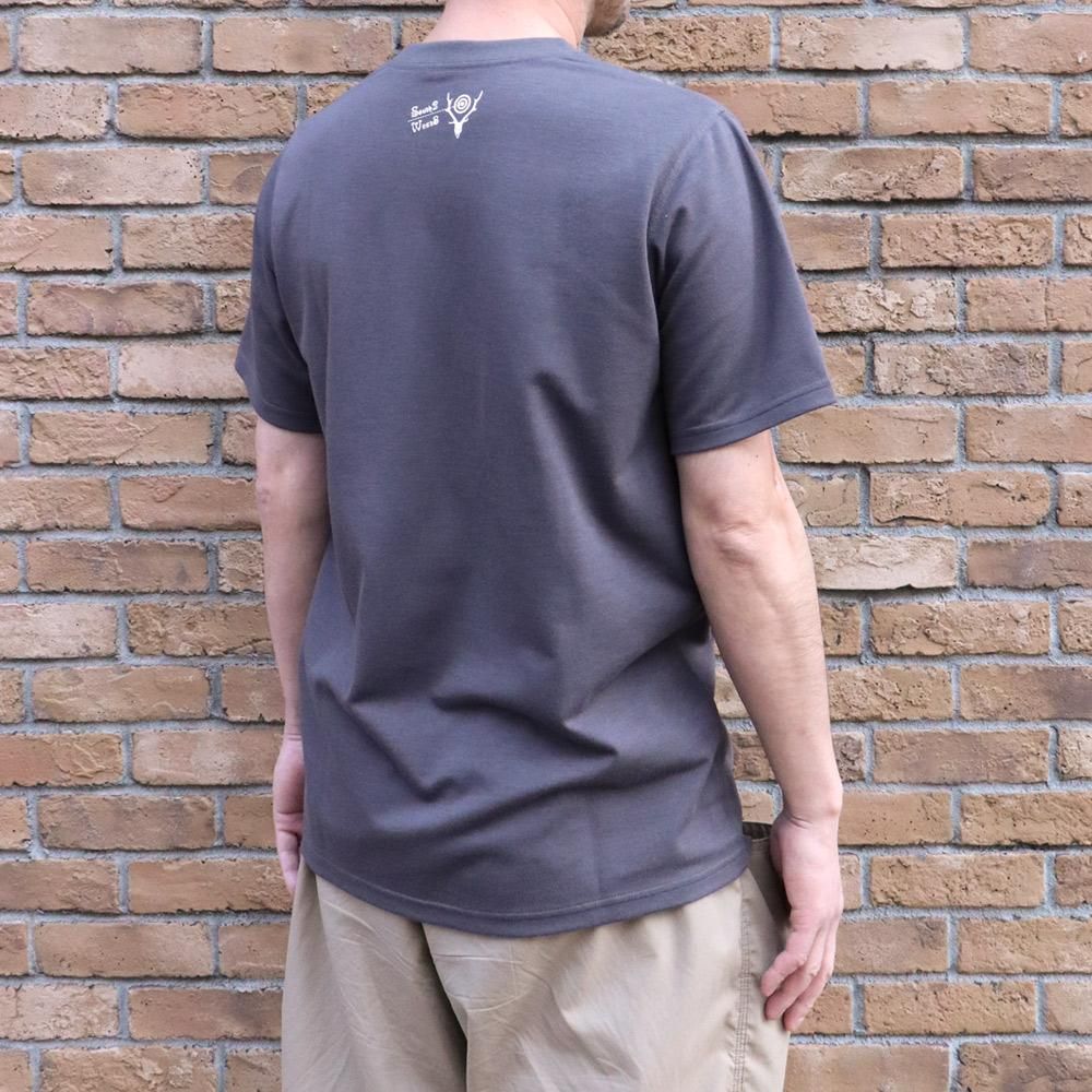 South2 West8（サウス2 ウェスト8）別注 「CHARCOAL」 Print S/S