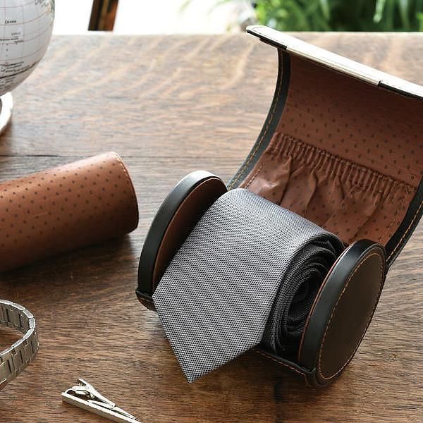 パリス　新品　英国製旅行用ネクタイケース パリス 新品 英国製旅行用ネクタイケース Amazon.co.jp