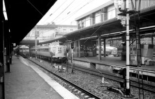 上野駅中央8番線ホーム 特急いなほ3号 左9番線ホーム 急行信州4号1980年3月