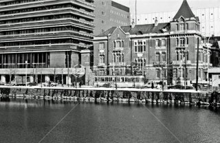 大手町-和田倉門間 和田倉橋上から撮影 後ろ銀行会館 1968年2月