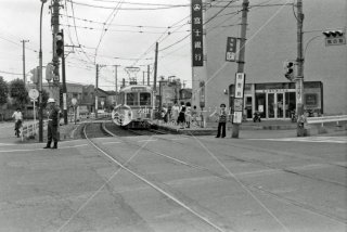 都電荒川線 熊野前停留所 横切る道路は尾久橋通り 早稲田行き7083 1975年6月