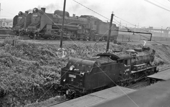 新鶴見操車場 手前9600形蒸気機関車 1965年5月 神戸フォトミュージアム