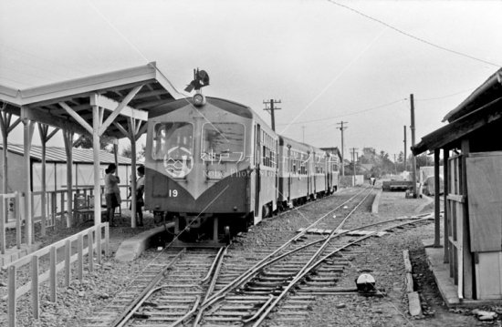 静岡鉄道 駿遠線 大井川駅 キハD19 1968年9月 - 神戸フォト