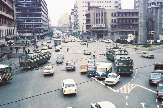 大阪市営トロリーバス阪急百貨店前 無軌条電車 1960年代 - 神戸フォトミュージアム