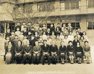 須磨浦小学校第五十七回卒業記念 昭和三十五年二月二十七日 先生