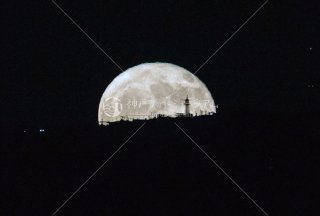 生駒遊園地に昇る満月
