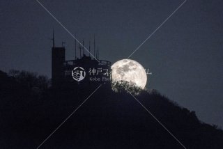 鉢伏山に昇る月 須磨浦回転展望閣
