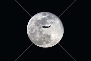 満月と飛行機�